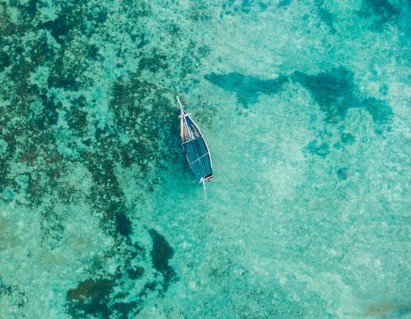 Nekonečný modrý Zanzibar a moře