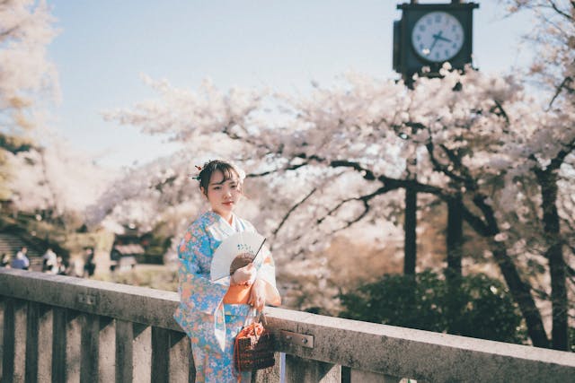 Kvetení sakur v Japonsku, známé jako "hanami", je jedním z nejvíce fascinujících a kulturně bohatých zážitků, které země nabízí. Co je na tomto jevu netradičního, je jeho hluboký symbolický význam a proměnlivá krása, která přitahuje návštěvníky z celého světa.
Sakury kvetou jen krátce, obvykle po dobu jednoho až dvou týdnů, což činí tento okamžik ještě vzácnějším. 